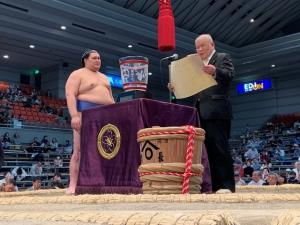 令和7年3月23日 大相撲三月場所 湯浅町長賞授与の様子